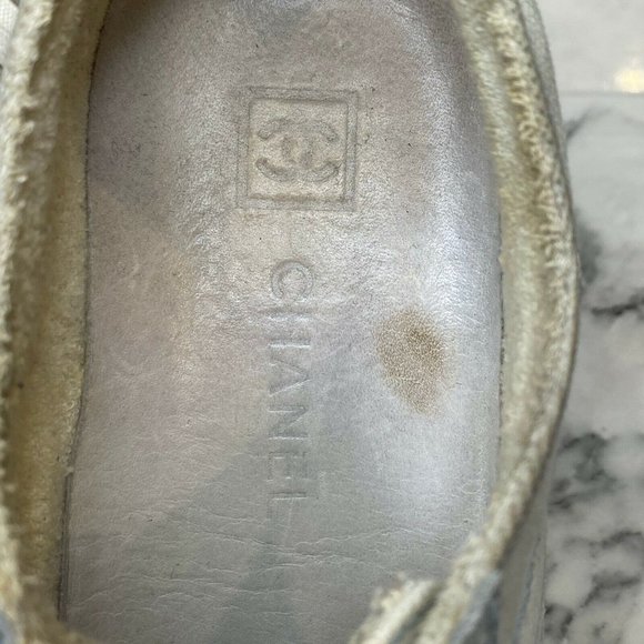 CHANEL 08C Suede Logo CC Low-Top Sneakers - Picture 8 of 12